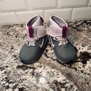 Nike Kids Binzie Boot Infant/Toddler, Smoke Grey/Violet